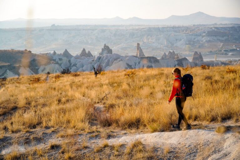 Groepsreis Cappadocië - Groepsreis Turkije - Soloreizigers Turkije - Wandelreis Turkije - Wandelen Cappadocië Zodra je het dorp achter je laat, begint de klim naar een van de hoogste punten van de trail. Boven wacht een wijds uitzicht over de vallei. Je wandelt verder langs een van de weinige meren in de regio en volgt kronkelende paden tot je Mustafapaşa bereikt. Mustafapaşa was ooit een Griekse nederzetting, en dat voel je nog steeds in de architectuur en sfeer. Denk aan elegante stone houses, met als bekendste het Old Greek House, vandaag een geliefd restaurant. Extra’s Mustafapaşa: Bezoek de ondergrondse stad Ga naar het viewpoint Bezoek de St. Helena en Constantine Kerk in het centrum van het dorp Klooster van St. Nicolas